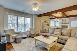 Een smart-tv en een tafeltennistafel