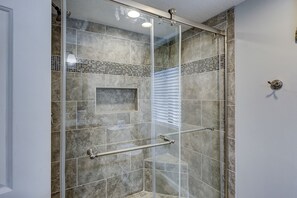 Bañera con ducha, secador de pelo, toallas