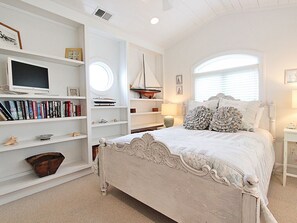 3 bedrooms, iron/ironing board, Internet, bed sheets - Baywatch | Bay View, Steps to the Beach! (Tybee Island)