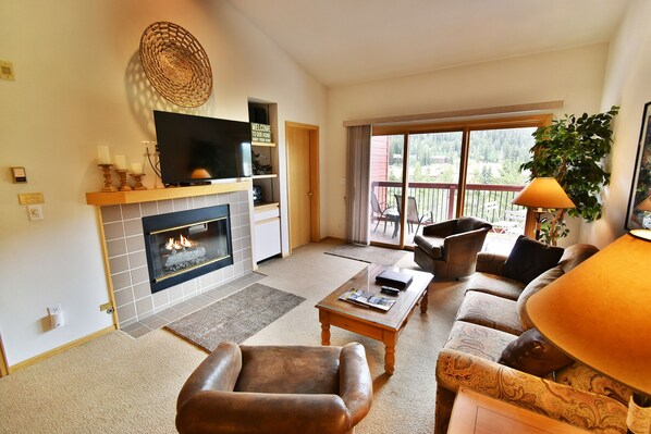 Een televisie en een open haard