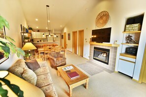 Een televisie en een open haard