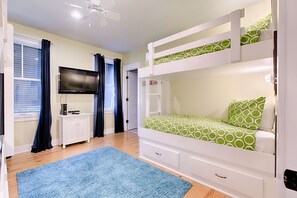 4 chambres, bureau, fer et planche à repasser, lit parapluie