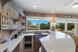 Réfrigérateur, micro-ondes, plaque de cuisson, lave-vaisselle