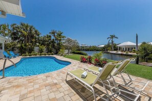 Unclassified image, 4 of 38, button