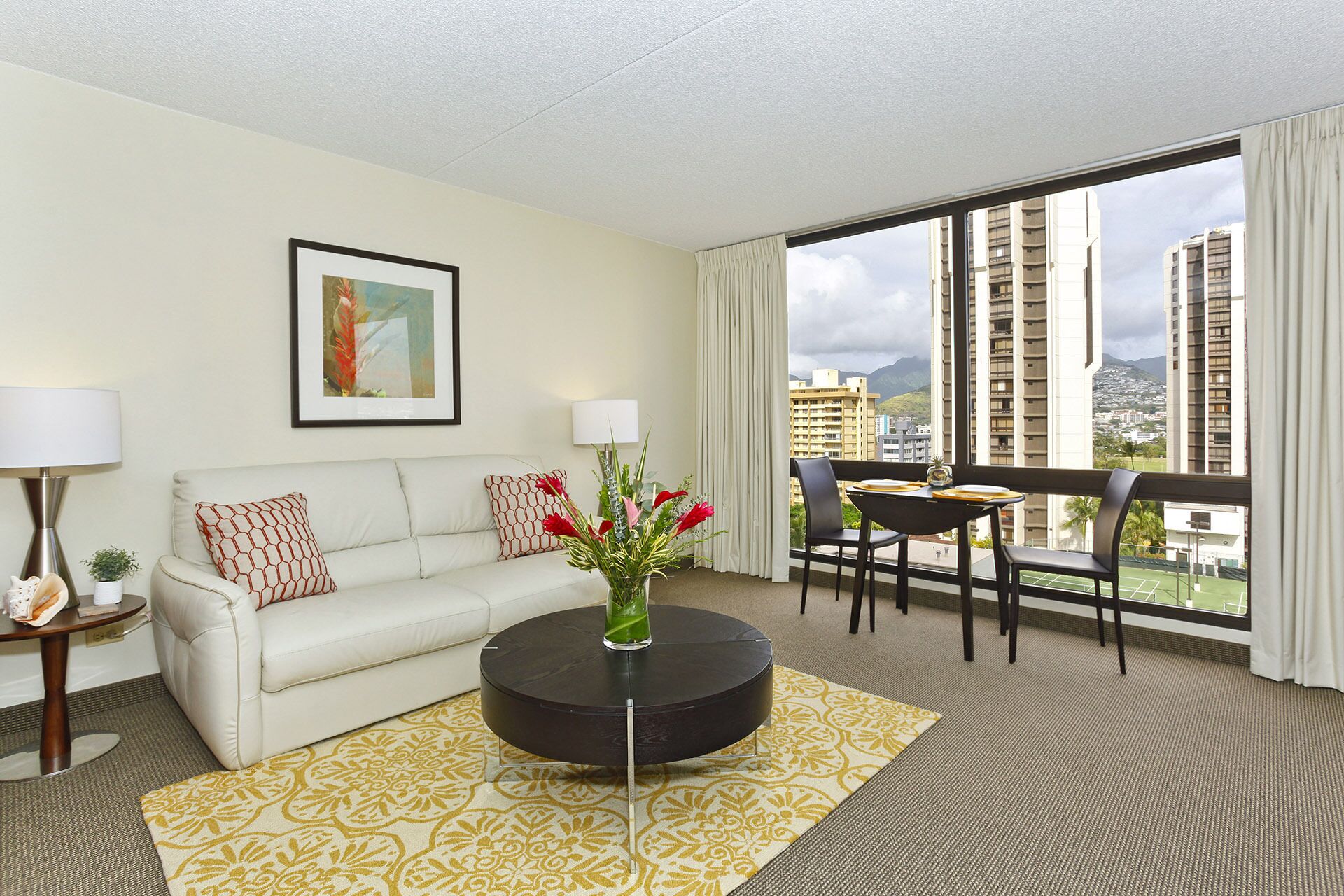 Beautiful Ko'olau Mountain Views! AC, one FREE Parking and Wi-Fi!