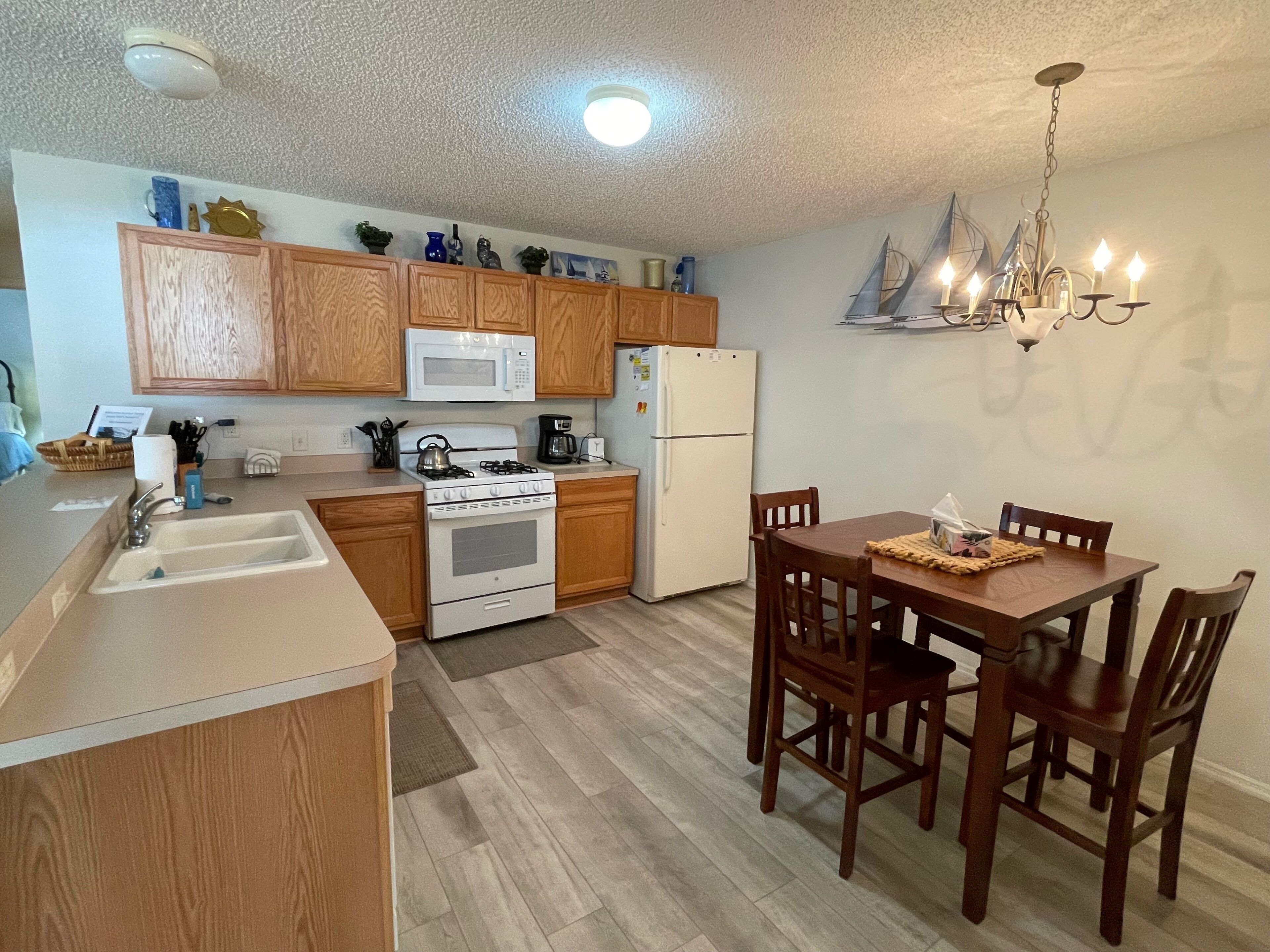 Kjøleskap, mikrobølgeovn, ovn og kokeplater