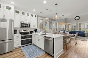 Refrigerador, microondas, horno y parrilla de estufa 