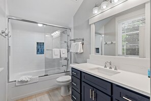 Combined shower/tub, hair dryer, towels