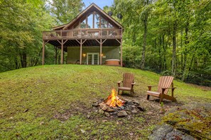 Property grounds - Pet-Friendly A-Frame w/ Hot Tub, Fenced Yard + Biltmore Pass – Near Asheville (Fletcher)