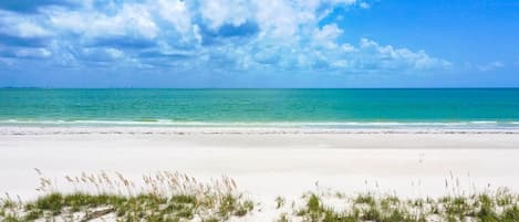 På stranden