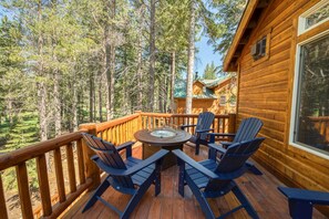 Outdoor dining - Ski View at Tahoe Donner - 4 BR -Private Hot Tub - HOA Amenities (Truckee)