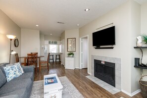 تلفزيون بشاشة مسطحة، مشغل دي في دي، مكتب