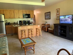 TV, books - Waiohuli Beach Hale #D-120 Steps to Beach Oceanfront Complex with Great Rates (Kihei)