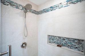 Combined shower/bathtub, hair dryer, towels