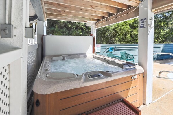 Outdoor spa tub