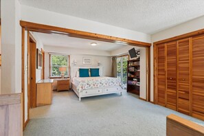 7 bedrooms, iron/ironing board, WiFi, bed sheets
