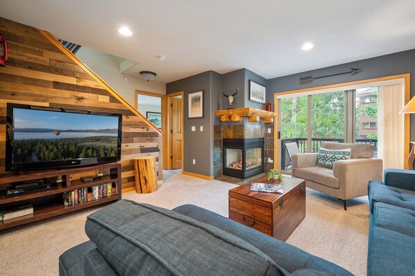 Smart-tv, eldstad och dvd-spelare