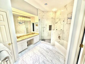 Combined shower/bathtub, hair dryer, towels