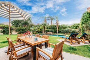 Outdoor dining - Firefly by AvantStay | Spacious Backyard w/ Pool& Hot Tub! (La Quinta)
