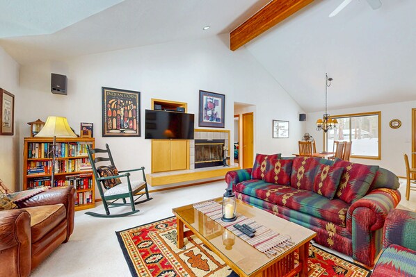 Flachbildfernseher, Tischtennisplatte, Bücher