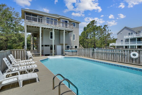 Pool - Only 800 feet to the beautiful beaches! Private 16x32 pool. Hot Tub. Pets ok. Pool Table (Corolla)