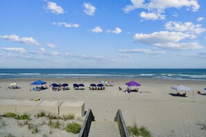 Beach nearby - Only 800 feet to the beautiful beaches! Private 16x32 pool. Hot Tub. Pets ok. Pool Table (Corolla)