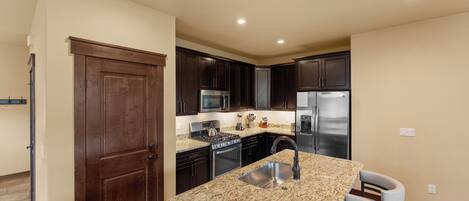 Jääkaappi, mikroaaltouuni, uuni, liesi