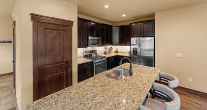 High-end Townhouse, 2 king-vuodetta, yksityinen pesula ja autotalli, ilmainen WiFi