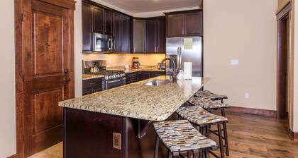 High-end Townhouse, 2 king-vuodetta, yksityinen pesula ja autotalli, ilmainen WiFi