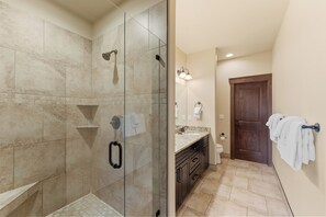 Combined shower/bathtub, hair dryer, towels - Incredible Mountain Views from the Private Deck and Walk-Out Patio (Keystone)