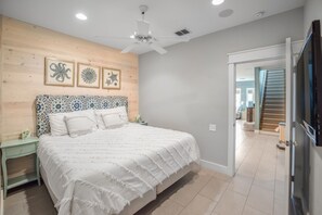 4 bedrooms, travel crib, free WiFi, bed sheets - Pura Vida Cottage! Community Pool, Downtown PA! (Port Aransas)