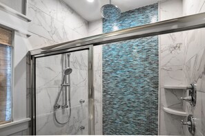 Shower, hair dryer, towels - Pura Vida Cottage! Community Pool, Downtown PA! (Port Aransas)