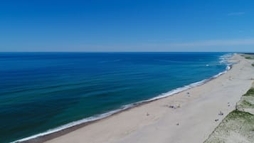 Una spiaggia nelle vicinanze