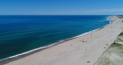 Kävele Nauset Beachille ja National Seashore -kadulle tästä viehättävästä kodista!