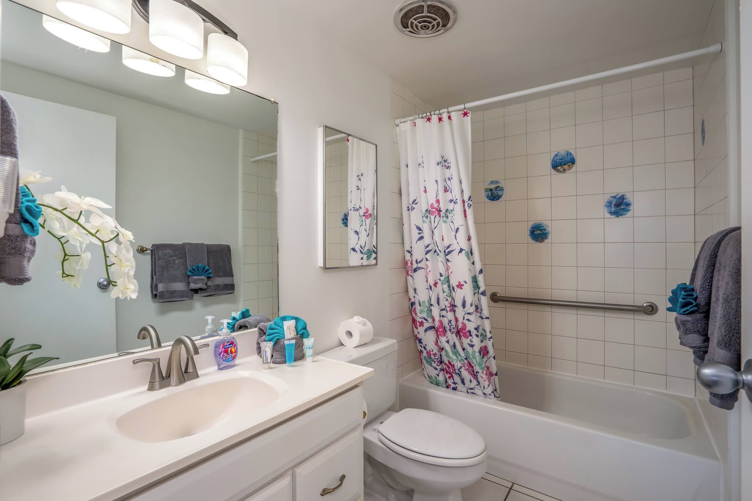 Une salle de bain avec un lavabo, des toilettes et une baignoire.