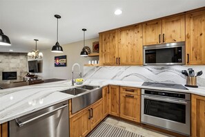 Kitchen - Atrium 108 - Breckenridge Vacation Rental - Atrium 108: Historic District Ski Condo, Fireplace, Hot Tub Access. (Breckenridge)