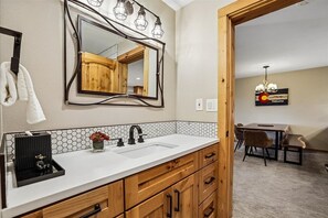 Bathroom - Atrium 108 - Breckenridge Vacation Rental - Atrium 108: Historic District Ski Condo, Fireplace, Hot Tub Access. (Breckenridge)