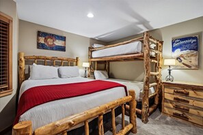 Bedroom - Atrium 108 - Breckenridge Vacation Rental - Atrium 108: Historic District Ski Condo, Fireplace, Hot Tub Access. (Breckenridge)