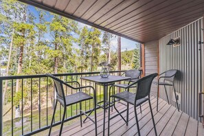 Outdoor dining - Cozy 2BR condo in Breckenridge with wooded views, easy ski access. Atrium 108! (Breckenridge)