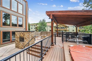 Outdoor dining - Cozy 2BR condo in Breckenridge with wooded views, easy ski access. Atrium 108! (Breckenridge)