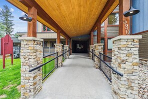 Property grounds - Cozy 2BR condo in Breckenridge with wooded views, easy ski access. Atrium 108! (Breckenridge)