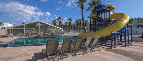 Una piscina techada, una piscina climatizada
