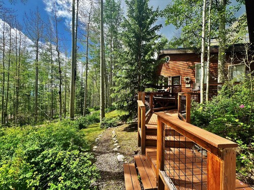 Kaunis mökki metsässä, 3 mailin päässä Ski, Yksityinen poreallas, Lemmikkieläinystävällinen