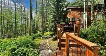 Kaunis mökki metsässä, 3 mailin päässä Ski, Yksityinen poreallas, Lemmikkieläinystävällinen