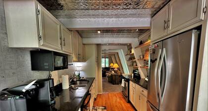 Beautiful Cabin in the Woods, 3 Miles to Ski, Private Hot Tub, Pet Friendly