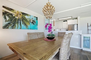 Dining - Spacious 3 bedroom oceanfront condo suite (Kihei)