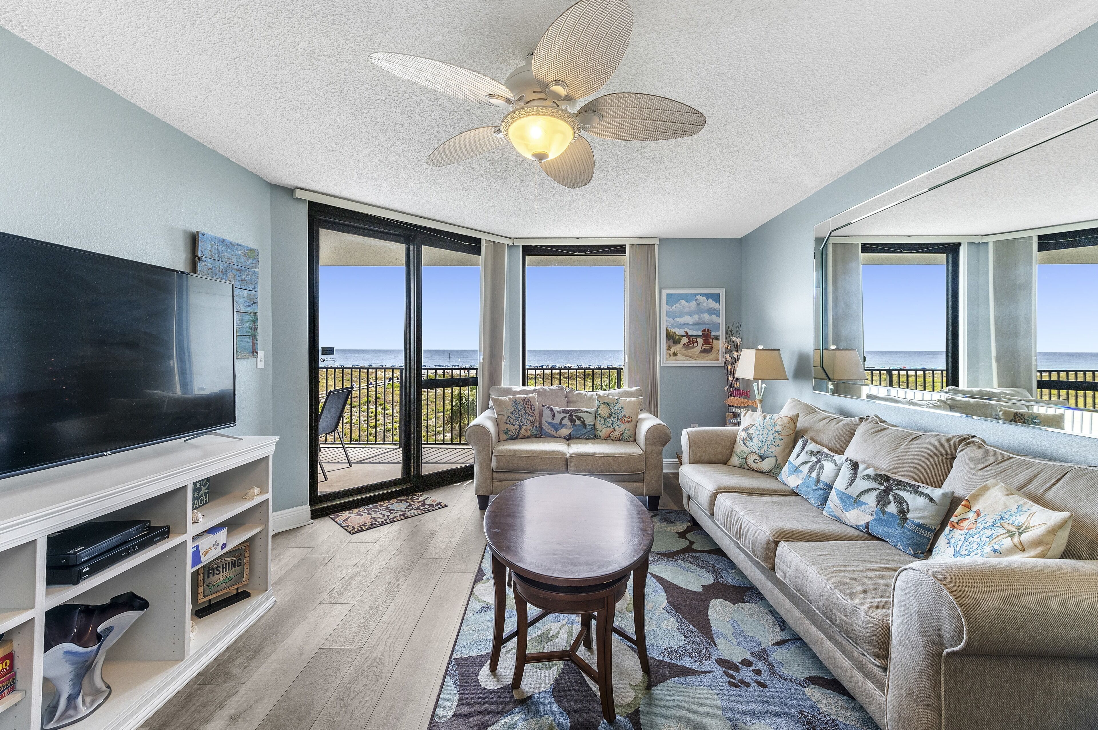 تلفزيون بشاشة مسطحة، ألعاب فيديو، مشغل دي في دي