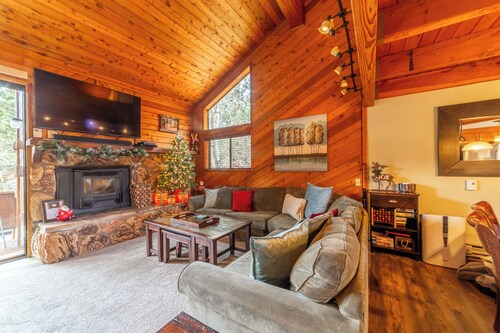 Pet-Friendly Townhome Walk to Golf 314