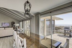 Smart-tv, dvd-afspiller, bordtennisbord, stereoanlæg