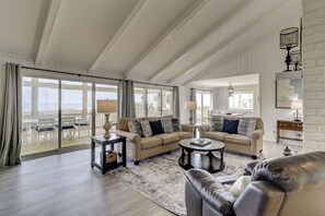 Smart TV, DVD player, ping pong, stereo